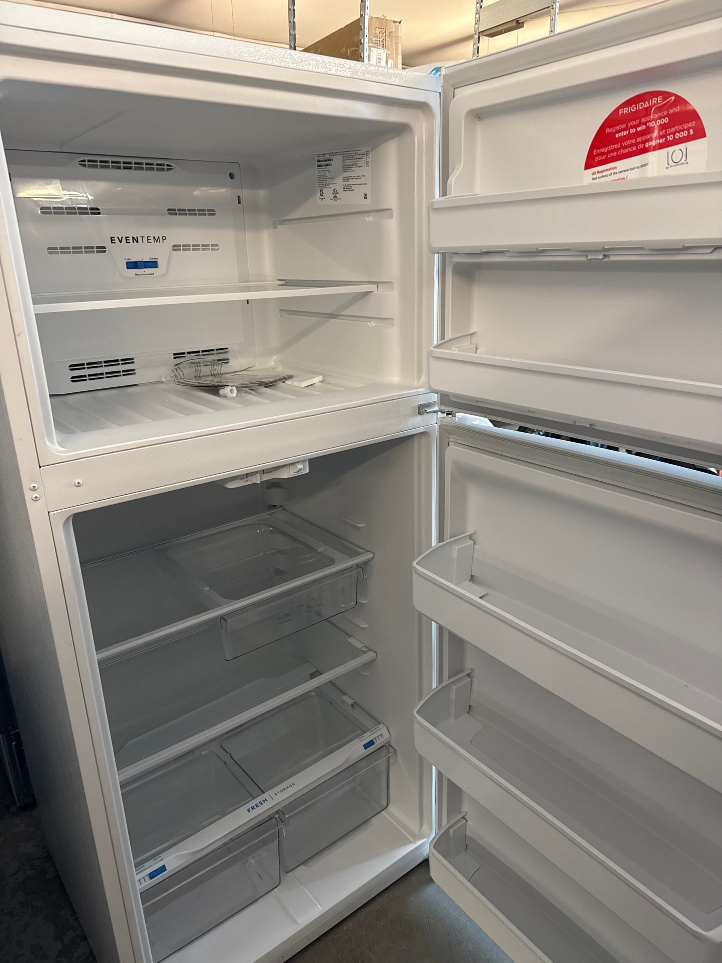 Réfrigérateur à congélateur supérieur 30 po 18,3 pi³ de Frigidaire (FFTR1835VW) - Blanc