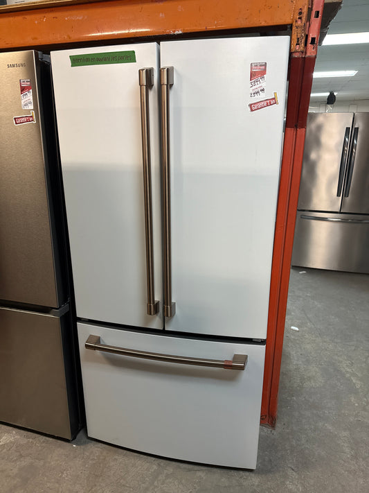 Réfrigérateur à deux portes 18,6 pi³ 33 po à distributeur d'eau Café de GE (CWE19SP4NW2) - Blanc mat