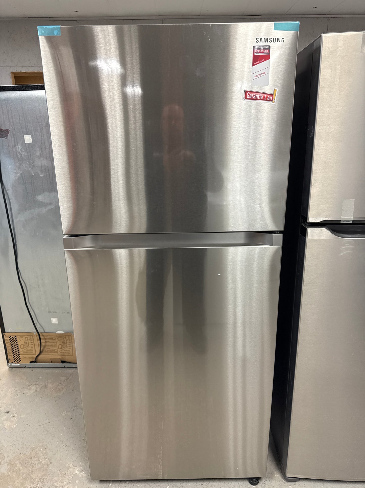 Réfrigérateur à congélateur supérieur 30 po de Samsung avec mode AI Energy (RT18DG6500SRAC) - Inox