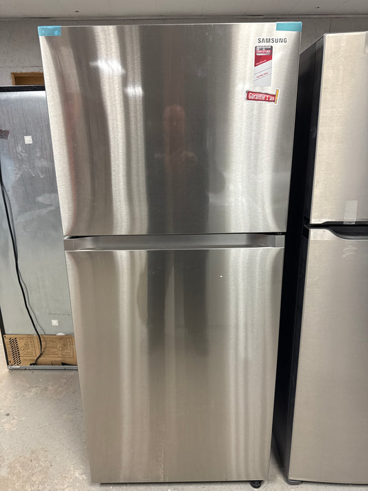 Réfrigérateur à congélateur supérieur 30 po de Samsung avec mode AI Energy (RT18DG6500SRAC) - Inox