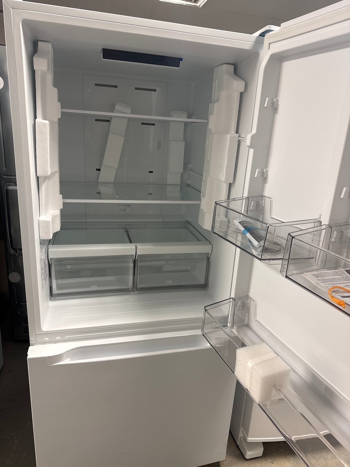 Réfrigérateur à congélateur inférieur 30 po, 18,7 pi³ Blanc avec des commandes électroniques et charnières ajustables - MRB19B7AWW