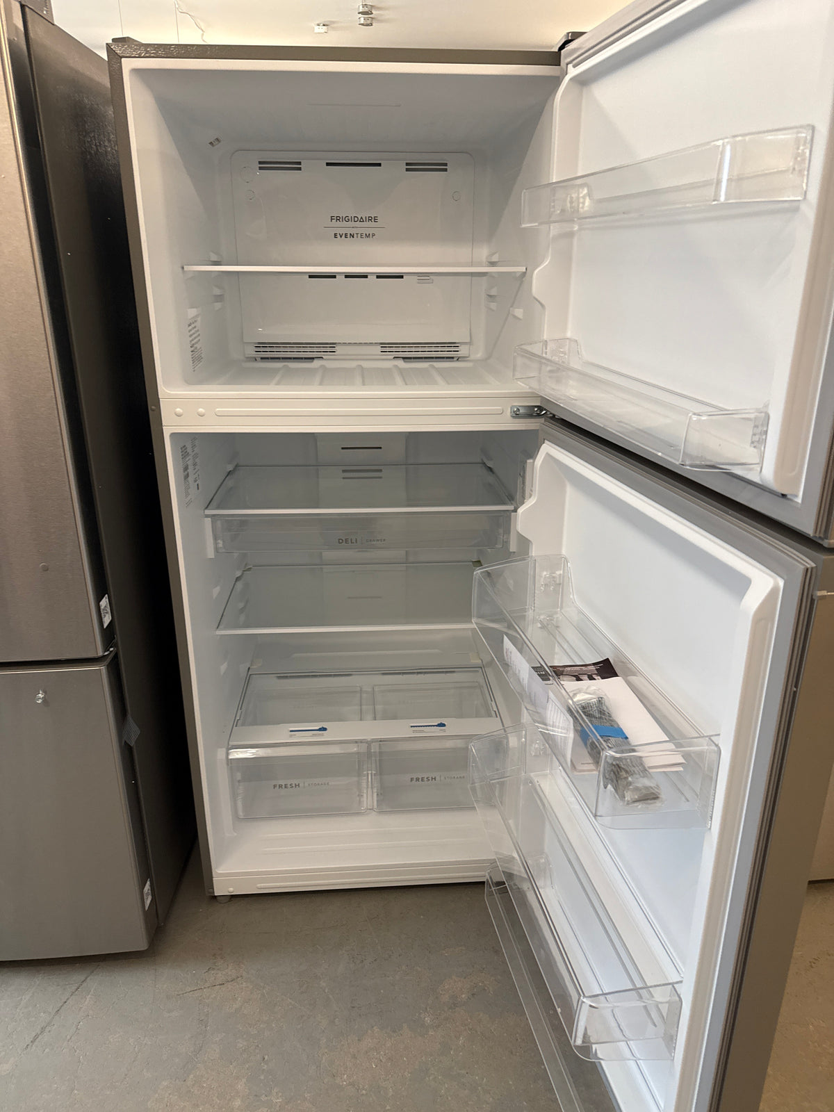Réfrigérateur avec congélateur supérieur Frigidaire 30 po 22 pi³ avec tiroir pleine largeur, acier inxoydable  FRTE2246AS