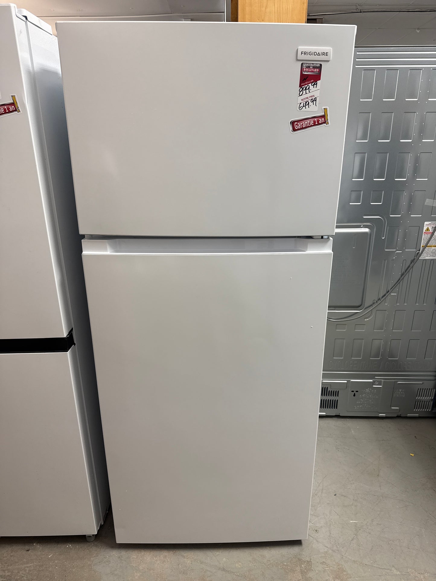 Réfrigérateur à congélateur supérieur 16 pi³ 28 po de Frigidaire (FRTE1622AW) - Blanc