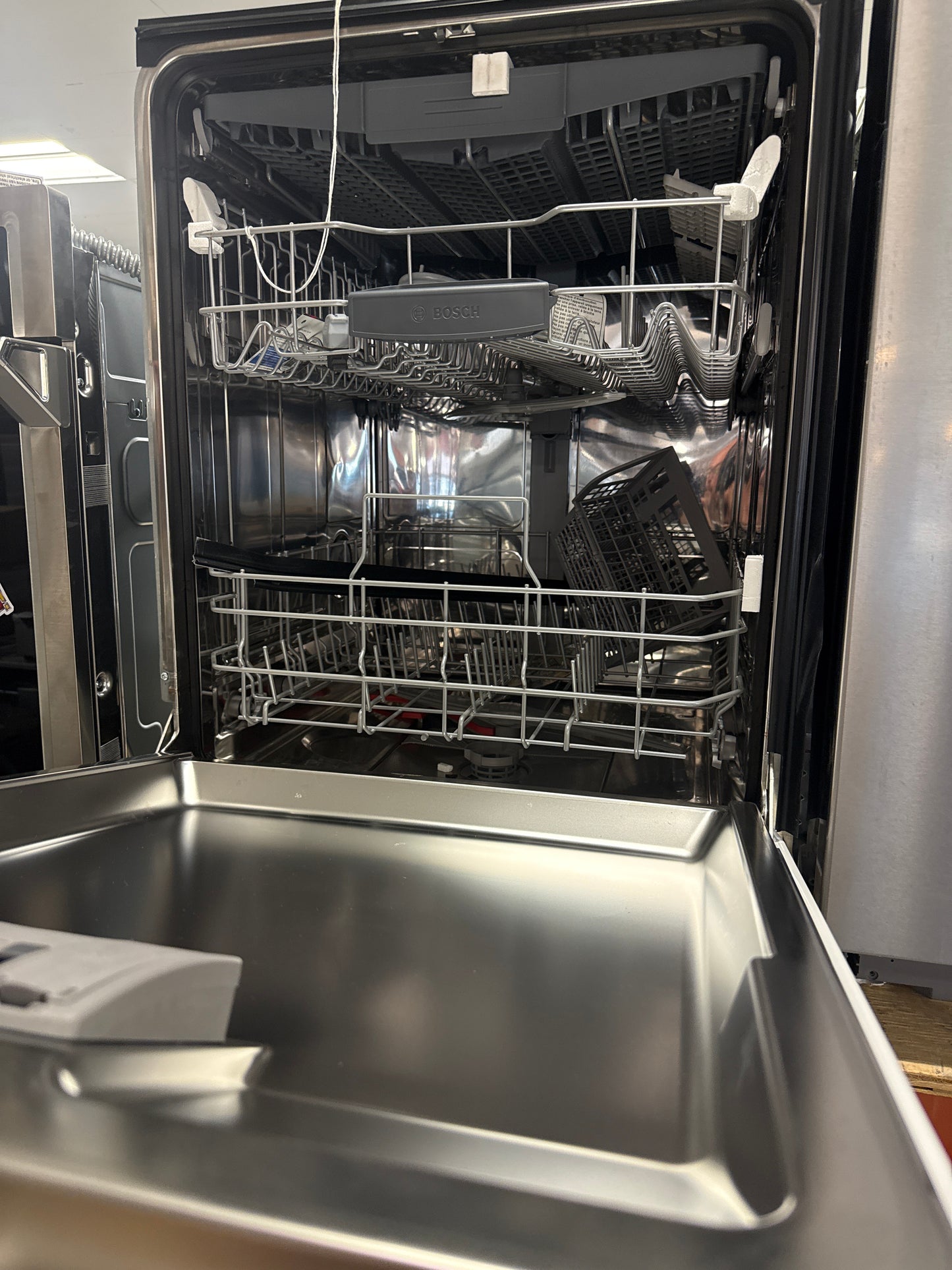 Lave-vaisselle à commandes sur le dessus, Zone Wash, PureDry et 3e panier de 24 po 46 dB série 300 de Bosch - Energy Star (SHP53EM2N) - Blanc