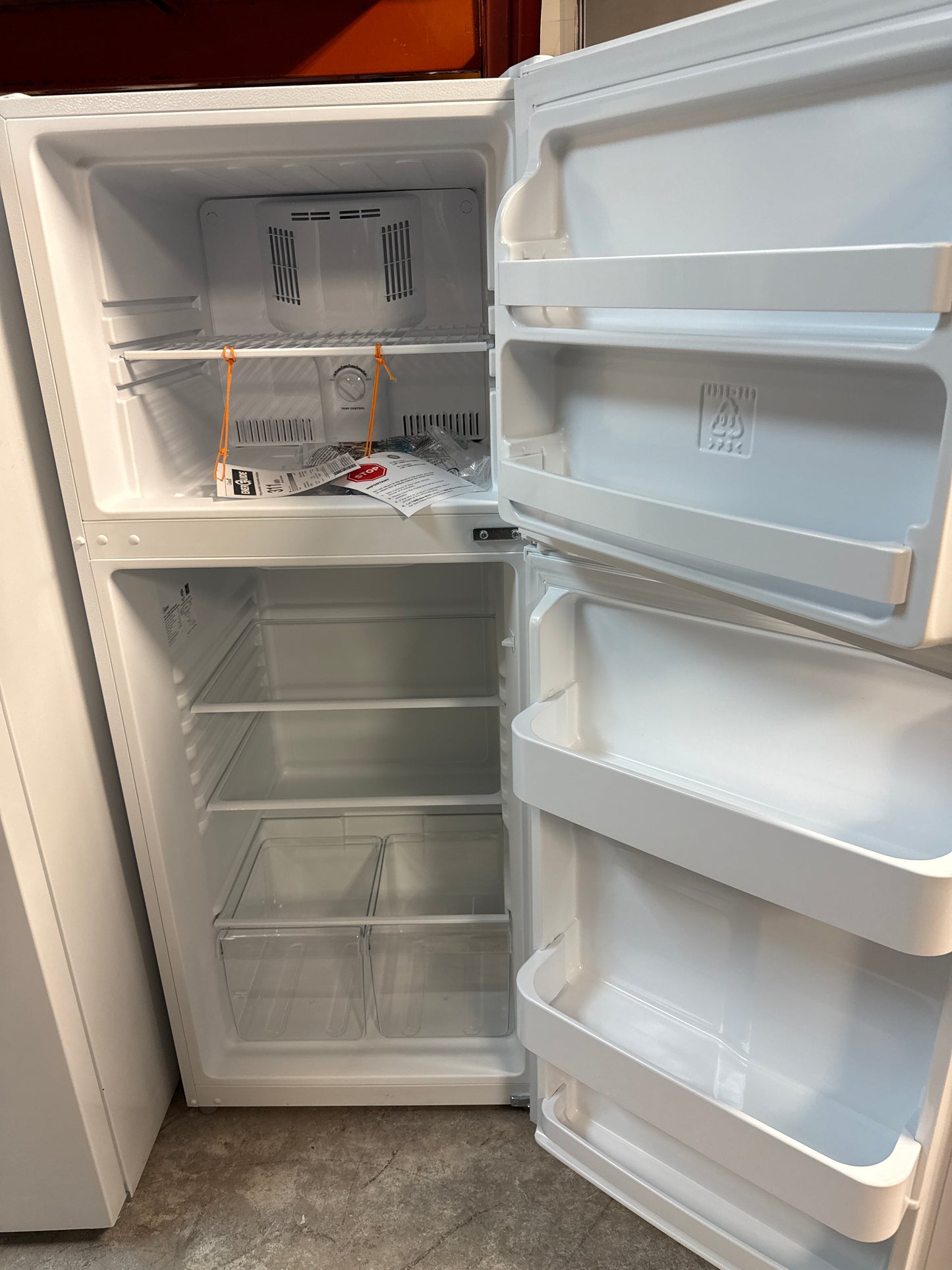 Réfrigérateur à congélateur supérieur 11,5 pi³ Midea, blanc. MRT12B2AWW