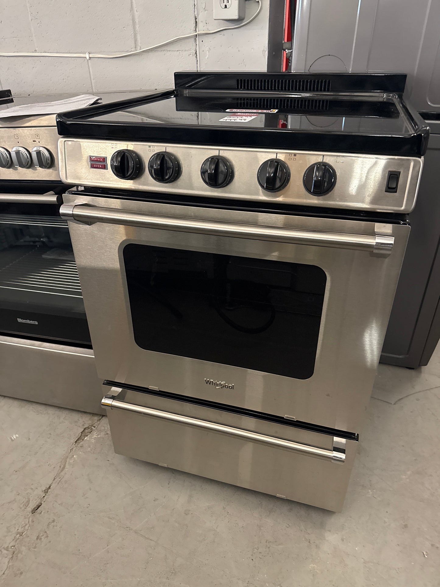 Cuisinière électrique autonome à surface lisse 3 pi³ 24 po de Whirlpool (YWFE50M4HS) - Inox