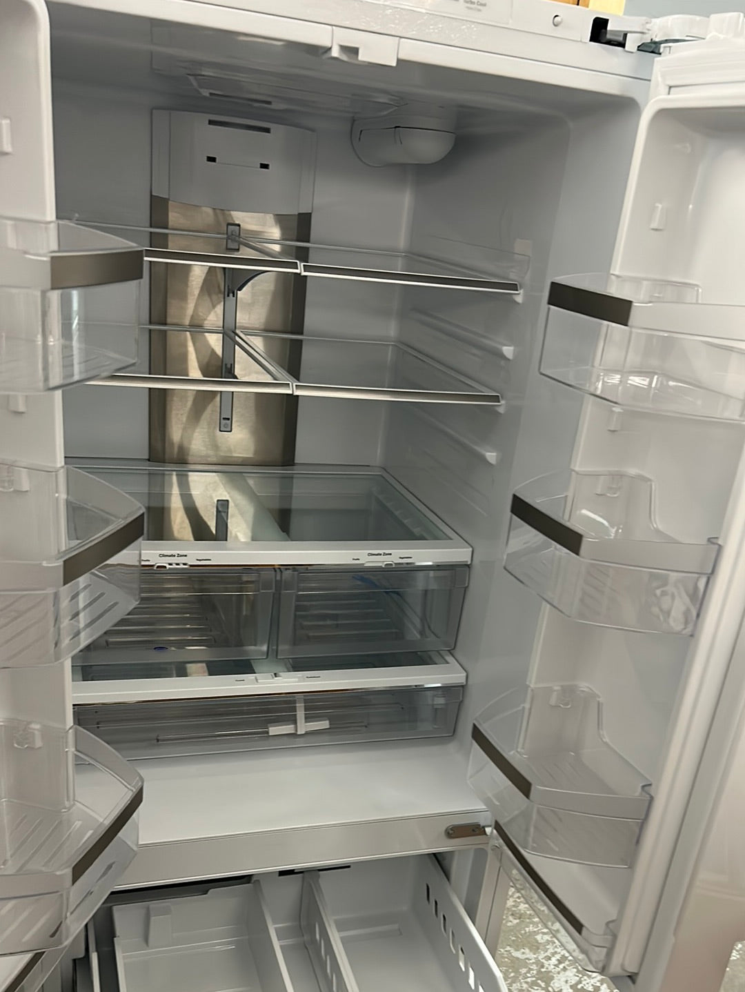 Réfrigérateur 2 portes 20,8 pi³ 30 po avec distributeur glaçons Profile de GE (PNE21NGLKWW) - Blanc