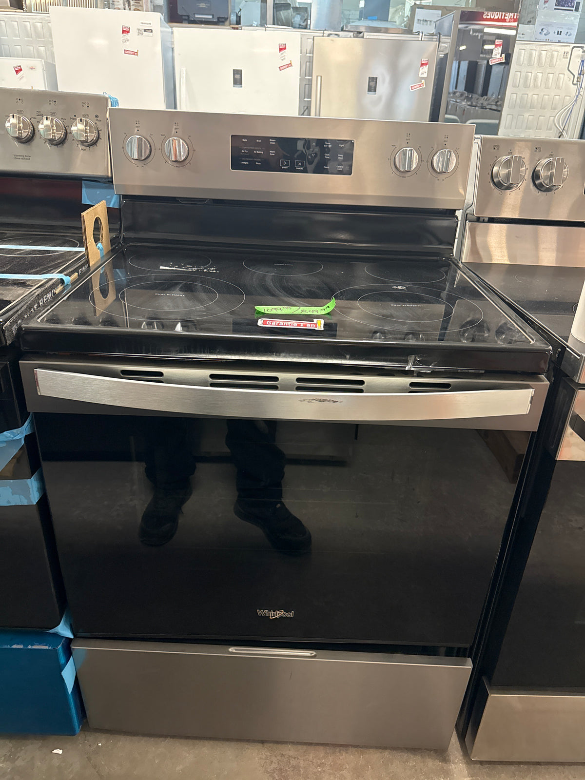 Cuisinière électrique autonome à 5 éléments avec convection à ventilateur et friture à l'air sans préchauffage de 5,3 pi³ et de 30 po de Whirlpool (YWFES4530SZ) - Acier inoxydable