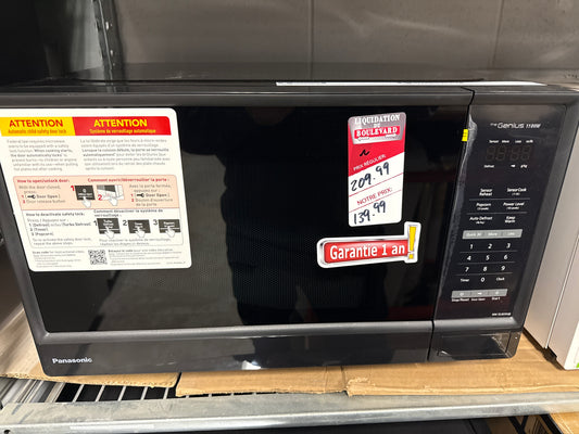 Four à micro-ondes Genius de 1,3 pi³ de Panasonic (NNSU65NB) - Noir