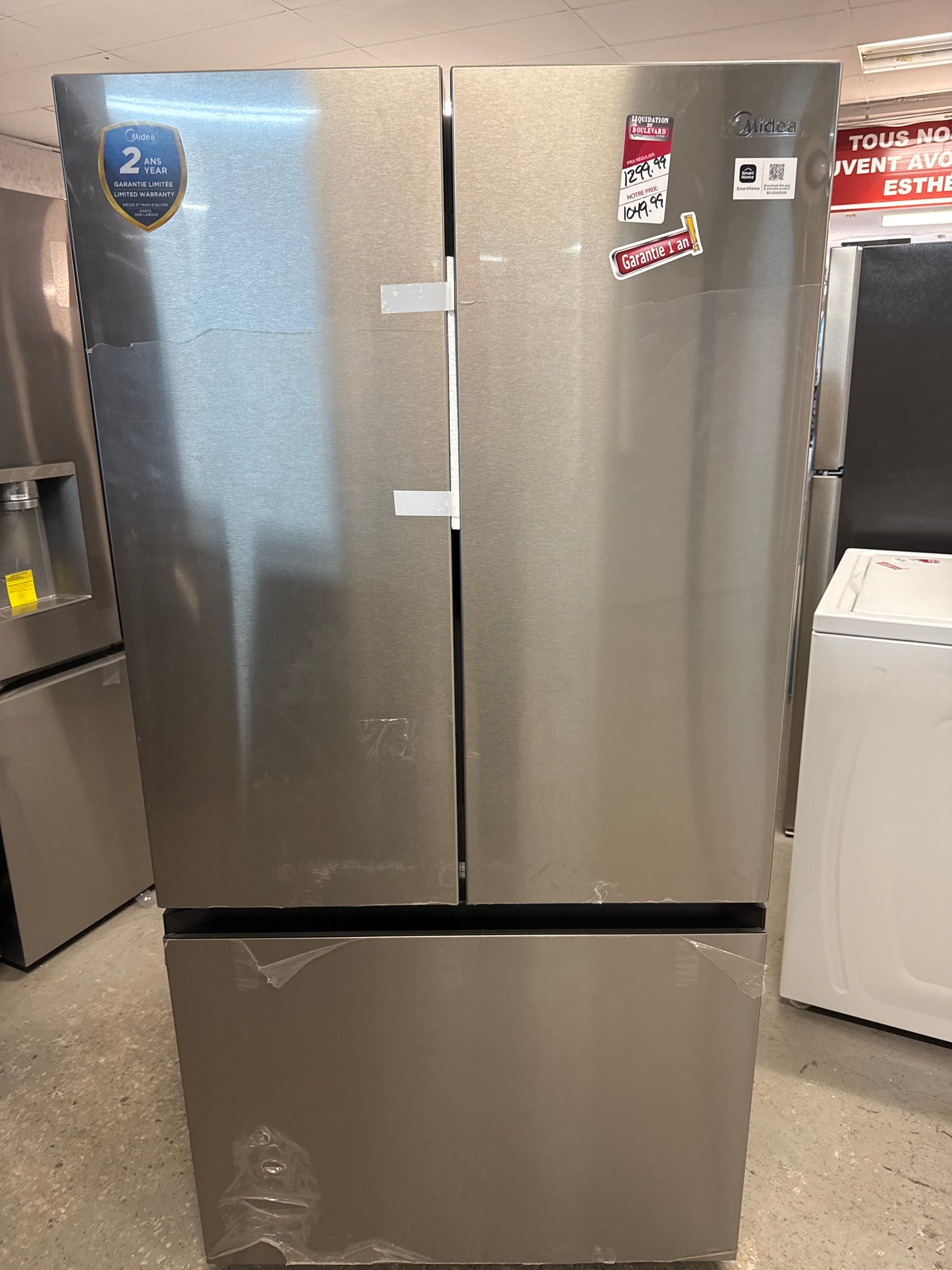 Réfrigérateur à deux portes à profondeur de comptoir de 22,6 pi³ 33 po avec distributeur de glaçons de Midea (MRF23I7AST) - Inox