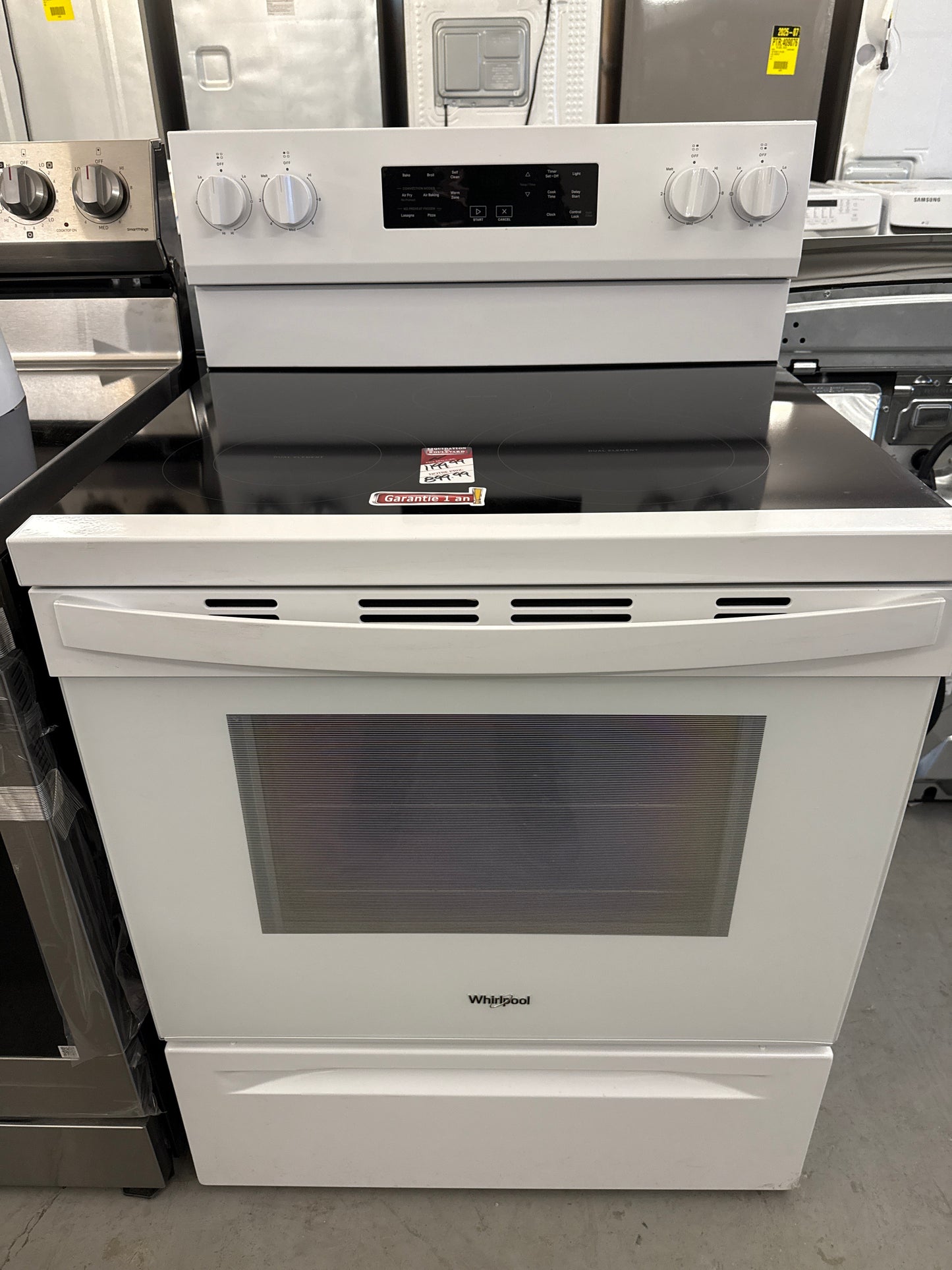 Cuisinière électrique autonome avec convection par ventilateur et friture à l'air chaud 5,3 pi³ 30 po de Whirlpool (YWFES5030RW) - Blanc