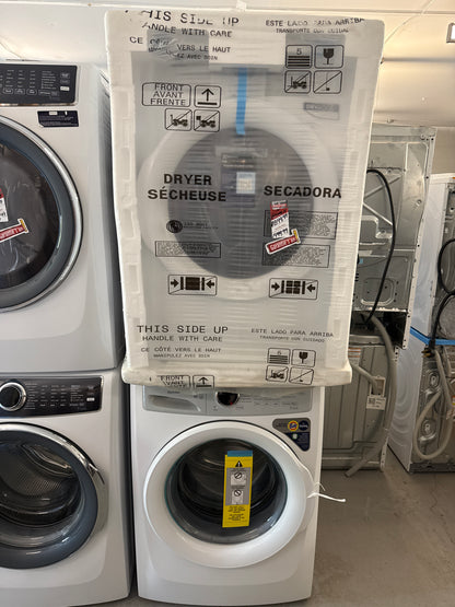 Ensemble laveuse-sécheuse superposable 2 pièces blanc avec laveuse à chargement frontal de 5,1 pi cu et sécheuse de 8 pi cu