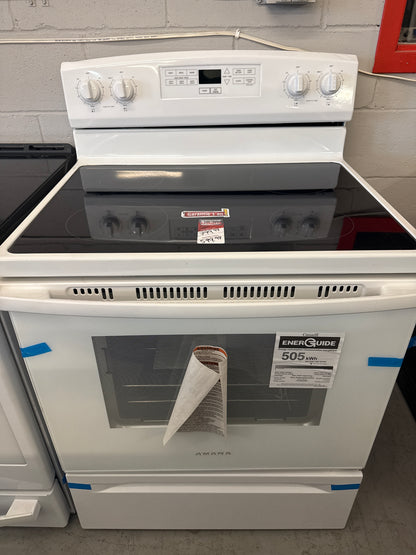 Cuisinière électrique autonome avec système Temp Assure de 4,8 pi³ et de 30 po d'Amana (YAER6303MFW) - Blanc