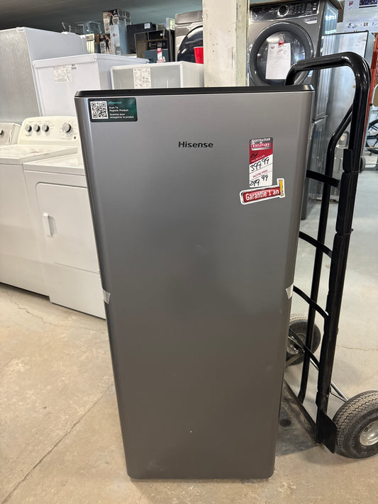 Réfrigérateur compact Hisense 20 po 6,3 pi³ acier inoxydable Certifié ENERGY STAR® RC63C1GSE
