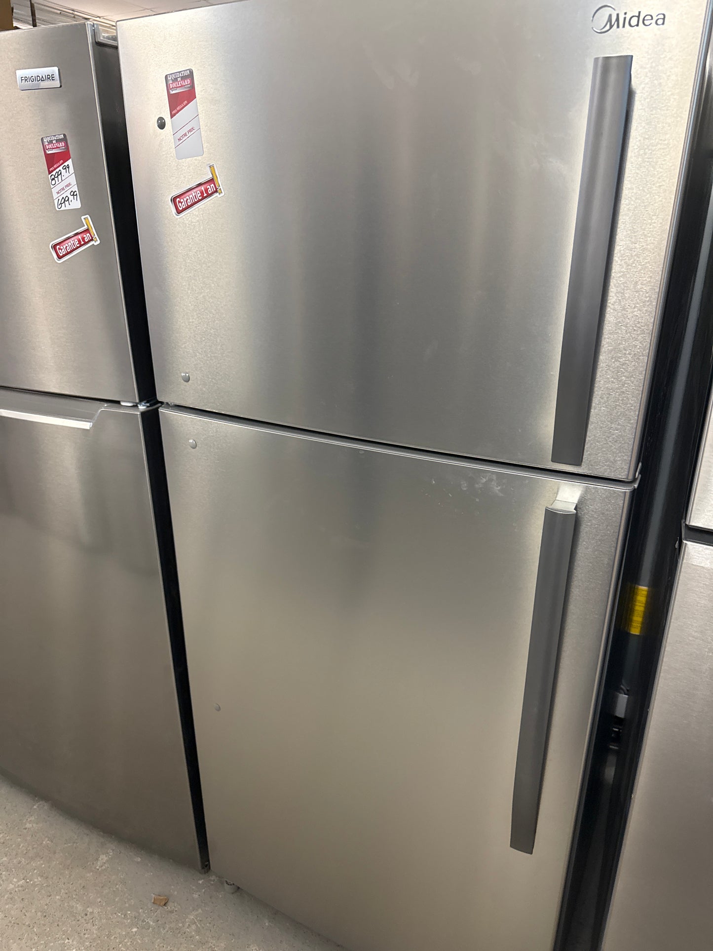 Réfrigérateur à congélateur supérieur Midea INOX de 18 pi³ 29.5 po x 66.6 po x 30.9 po éclairage MRT18B2ASL