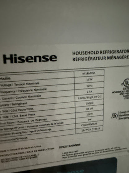 Réfrigérateur à congélateur supérieur 18 pi³ 30 po Energy Star de Hisense (RT18A2FSD) - Fini acier inoxydable titane