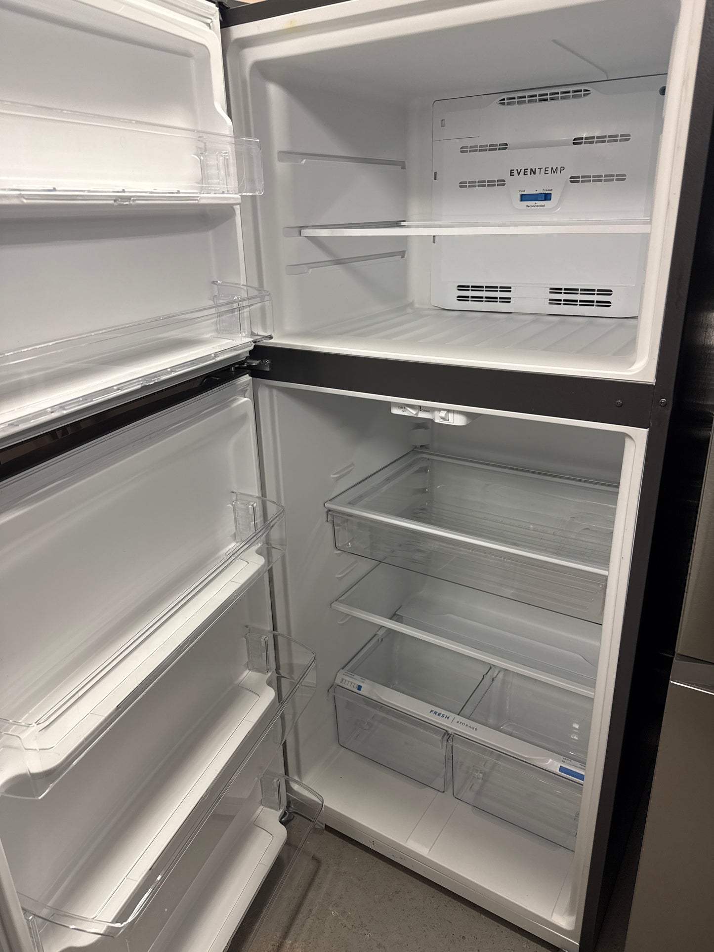 Réfrigérateur à congélateur supérieur 30 po 20 pi³ de Frigidaire (FFTR2045VS)- INOX