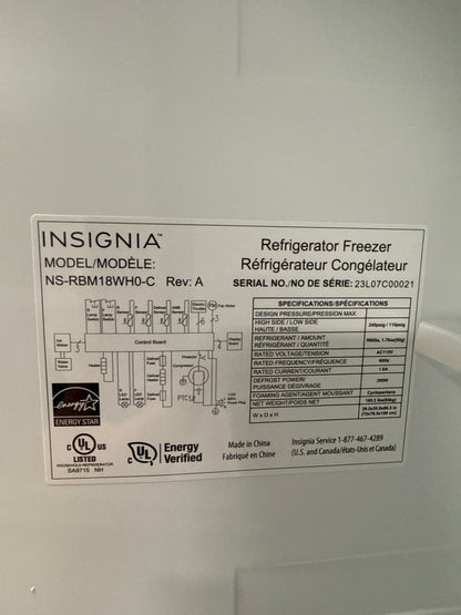 Réfrigérateur à congélateur inférieur 18,6 pi³ 30 po d'Insignia (NS-RBM18WH0-C) - Blanc