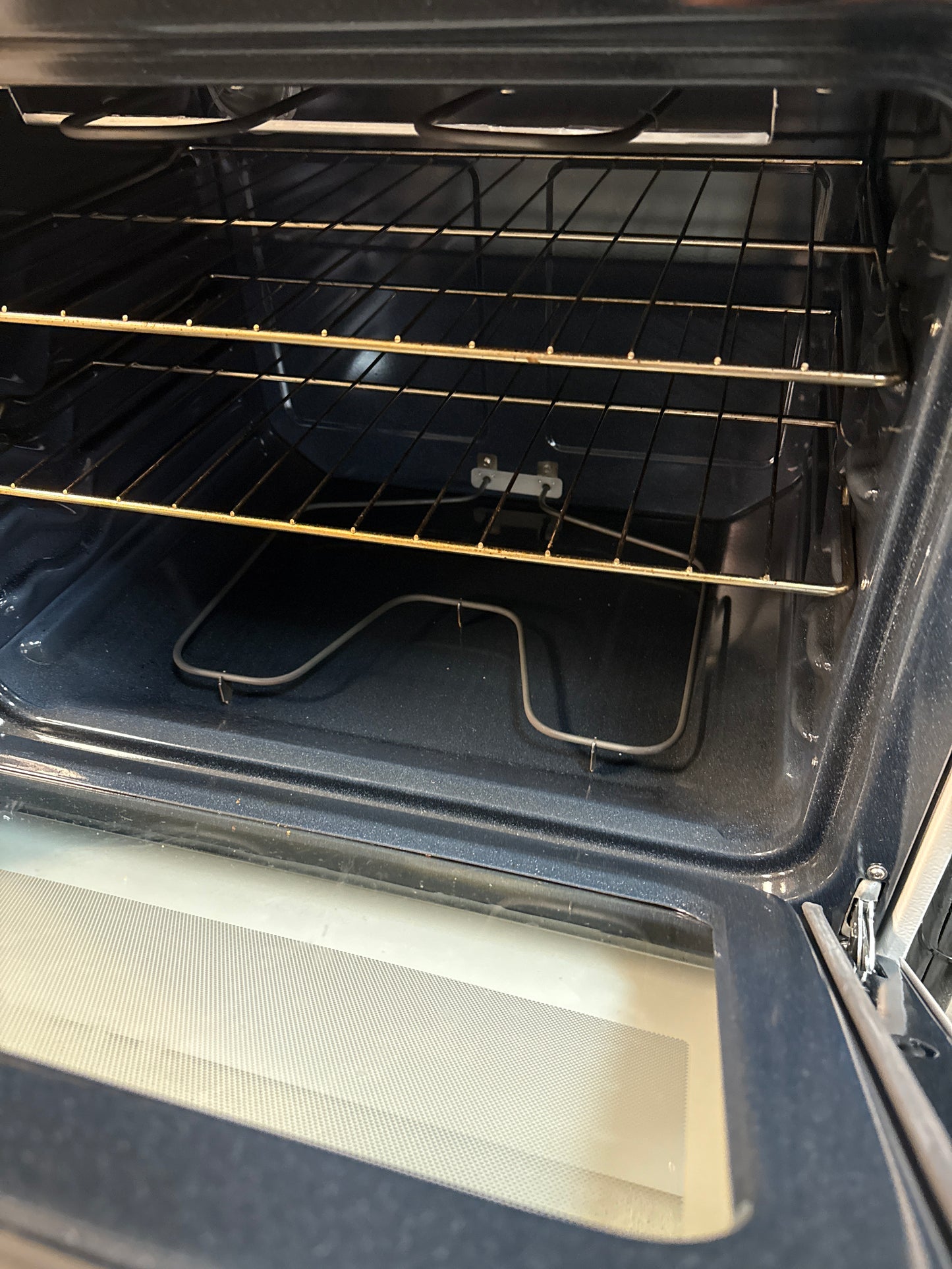 Cuisinière électrique 5 pi³ 30 po d'Insignia (NS-RNE4BMWH9-C)-Blanc sur blanc