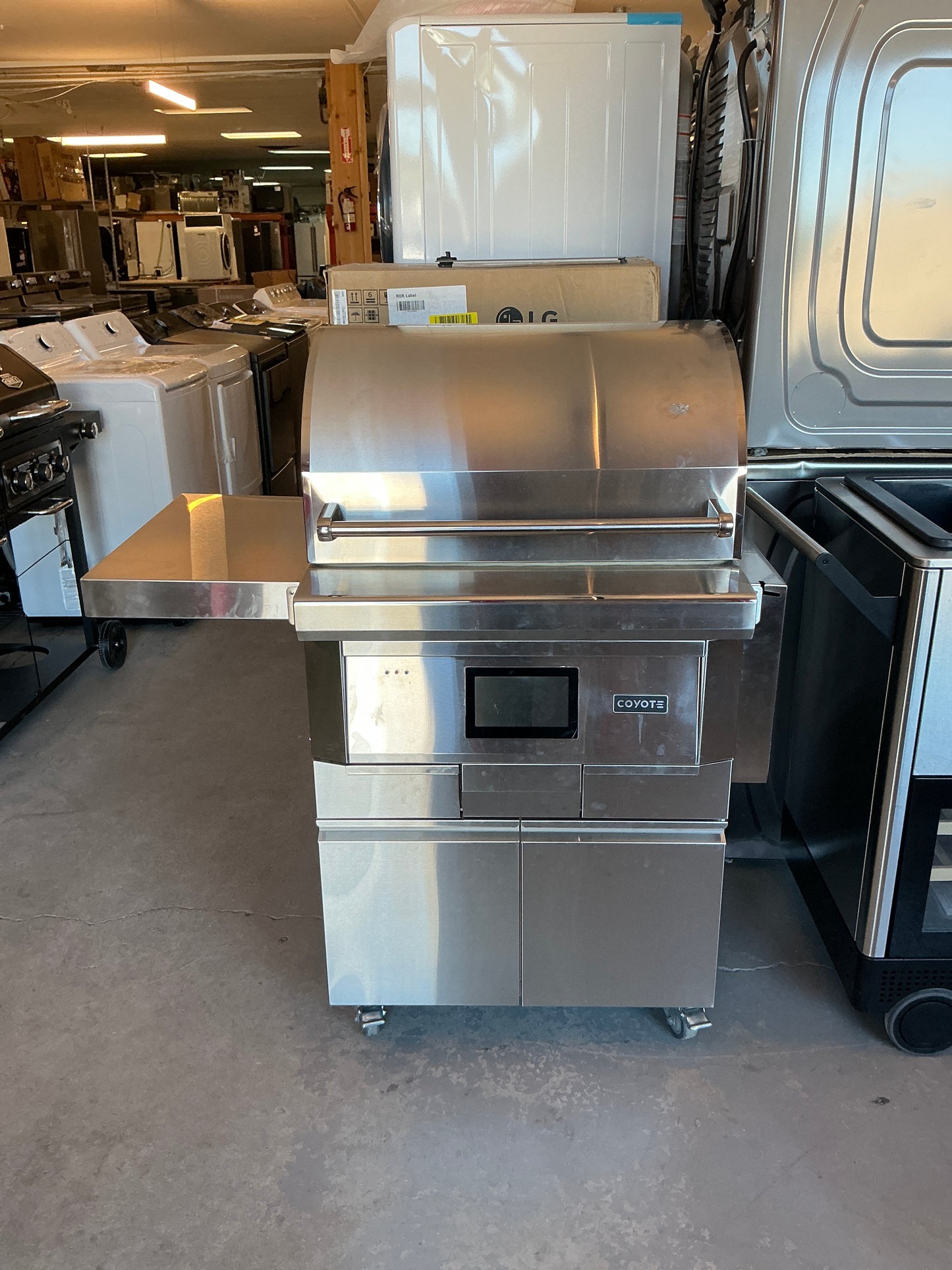 Barbecue Coyote 28 ” à chariot pour granules de bois modèle C1P28-FS