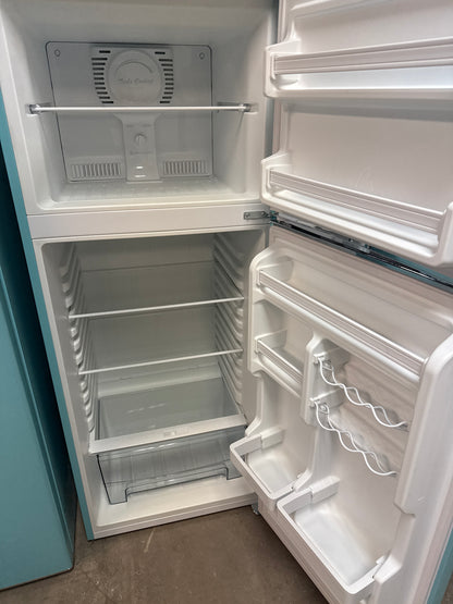 Réfrigérateur autonome à congélateur supérieur 10 pi³ 24 po Retro de Galanz (GLR10TBEEFR) - Bleu poudre