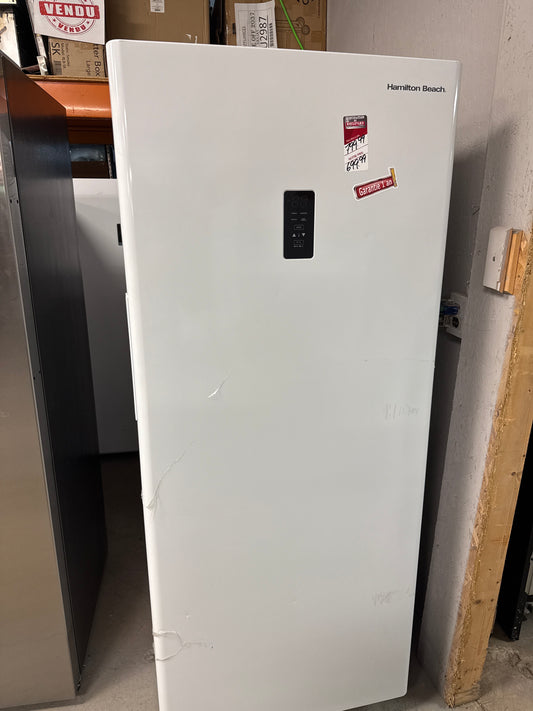 Hamilton Beach - Réfrigérateur/Congélateur Convertible Vertical de 32 po et 17 pi.cu. en blanc HBFRF1798