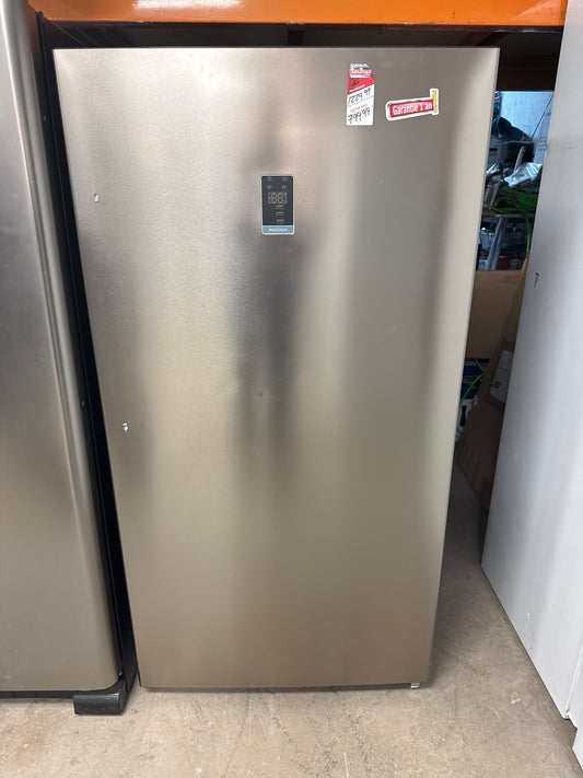 Réfrigérateur/congélateur vertical convertible sans givre 17 pi³ d'Insignia (NS-UZ17SS0) - Inox