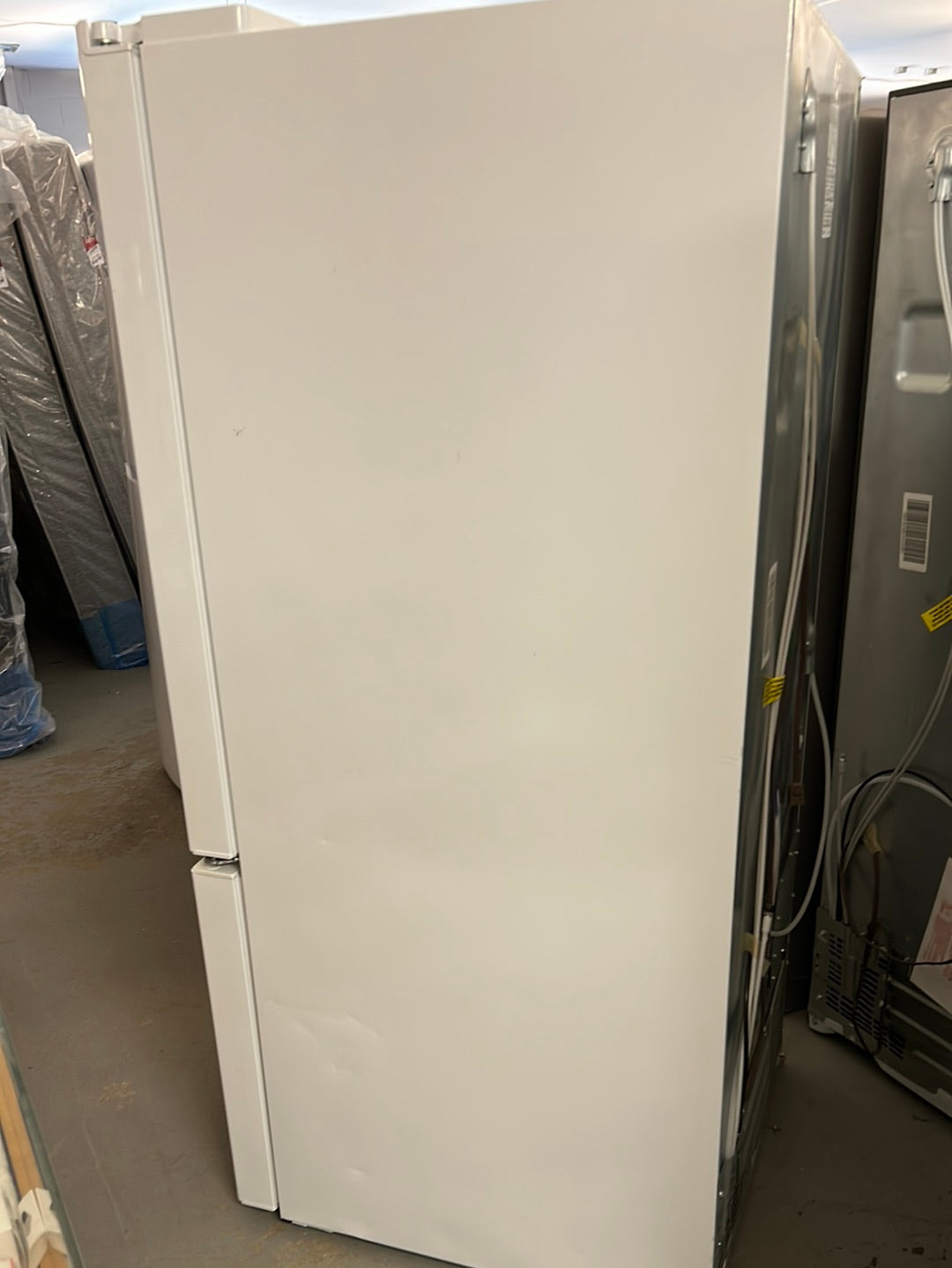 Réfrigérateur 2 portes 20,8 pi³ 30 po avec distributeur glaçons Profile de GE (PNE21NGLKWW) - Blanc