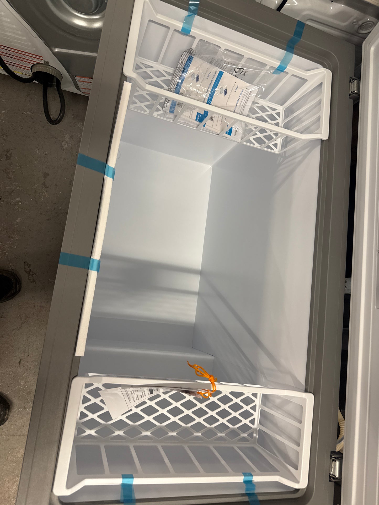 Congélateur horizontal 10,4 pi³ Midea dégivrage manuel 41,9 x 33,2 x 23,3 po, BLANC MRC10M4CWW