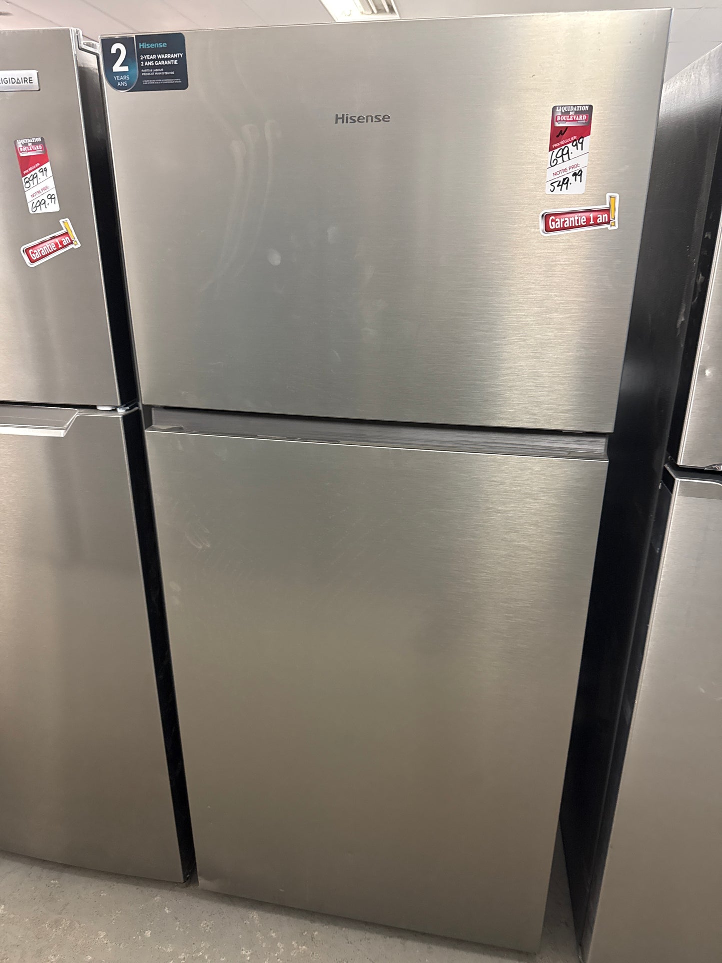 Réfrigérateur à congélateur supérieur 18 pi³ 30 po Energy Star de Hisense (RT18A2FSD) - Fini acier inoxydable titane