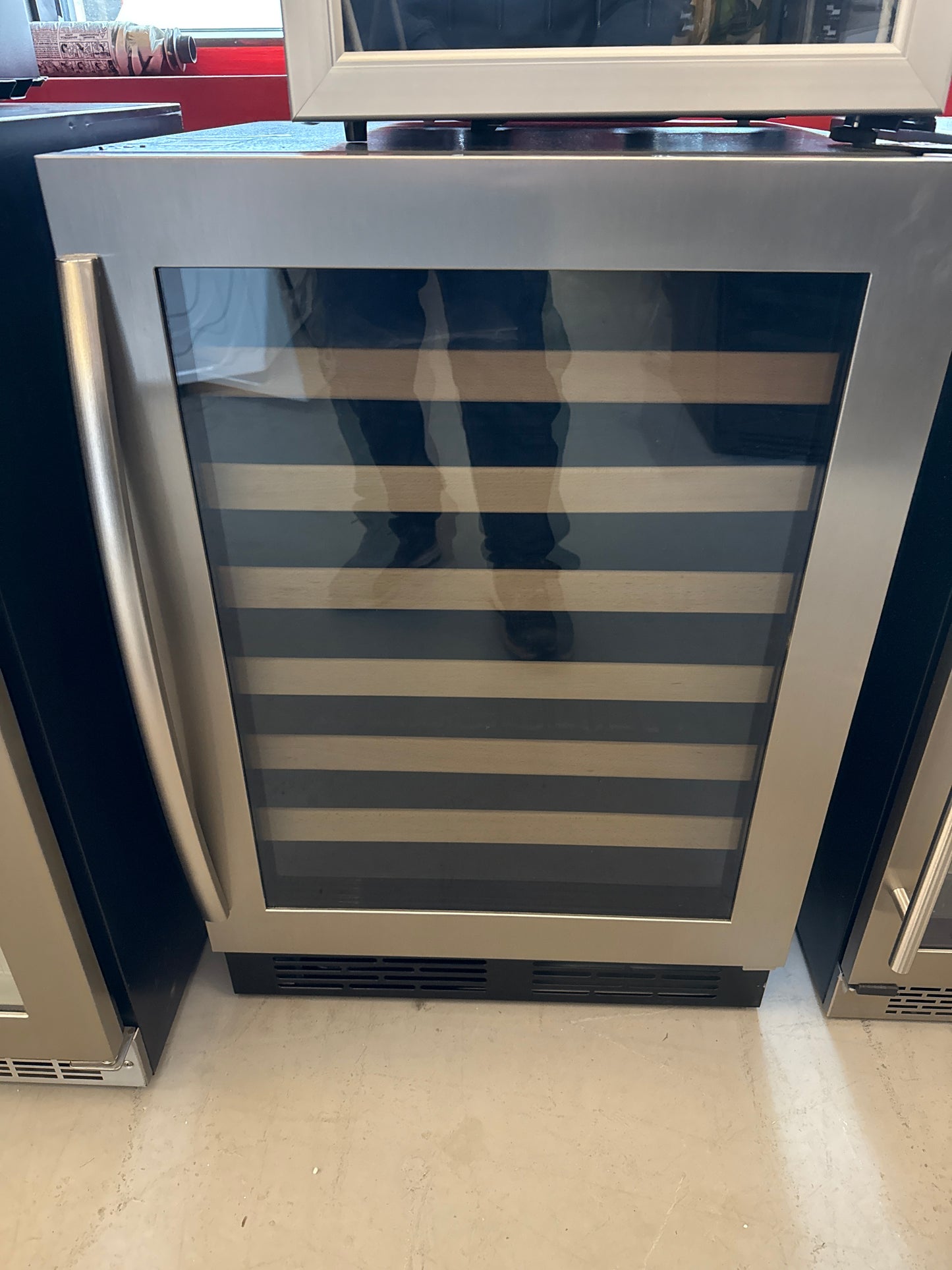 Cellier à vin de 54 bouteilles AVG CWC54SS