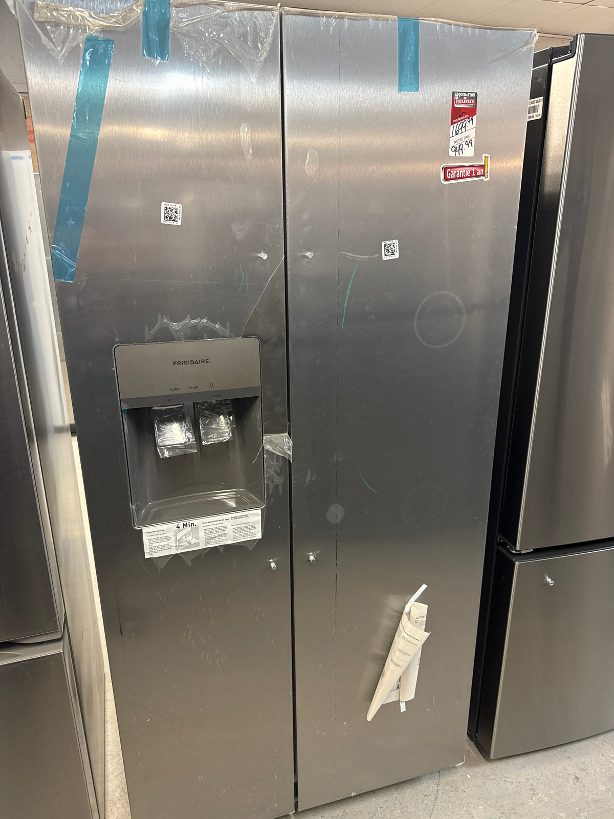 Frigidaire Réfrigérateur côte à côte de 33 po de largeur et de 22,3 pi3 en acier inoxydable - ENERGY STAR® FRSS2323AS