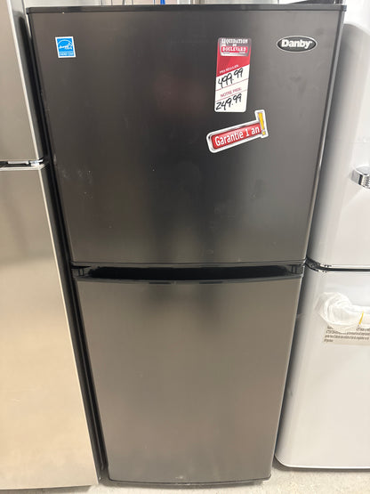 Réfrigérateur de 4,7 pi3 DCR047A1BBSL de Danby avec Réfrigérateur compact à 2 portes en acier inoxydable noir