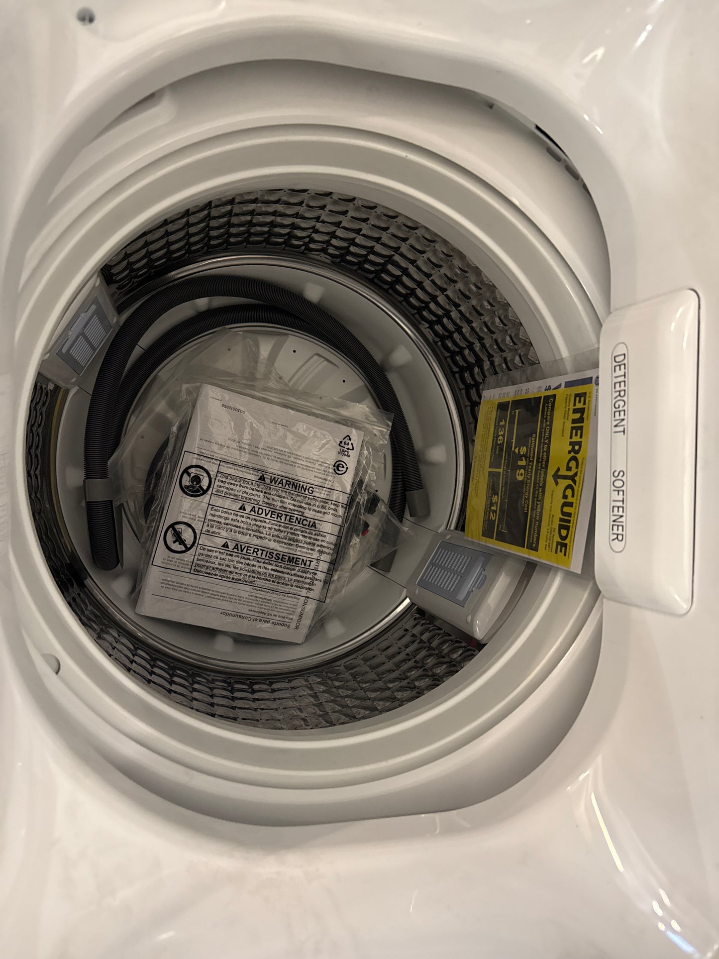 Laveuse 2.8 pi. cu. Chargement vertical GE GNW128PSMWW