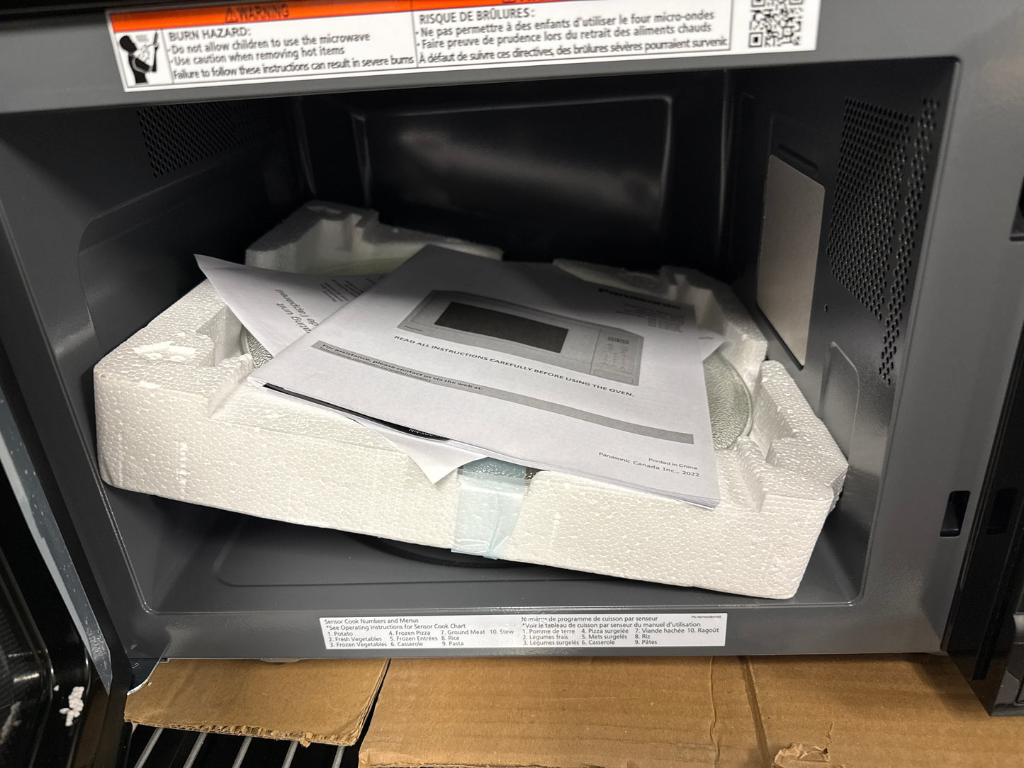 Four à micro-ondes Genius de 1,3 pi³ de Panasonic (NNSU65NB) - Noir