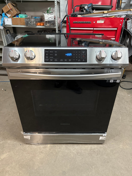 Cuisinière à induction encastrable 6,3 pi³ 30 po de Samsung (NE63B8411SS/AC) - Acier inoxydable