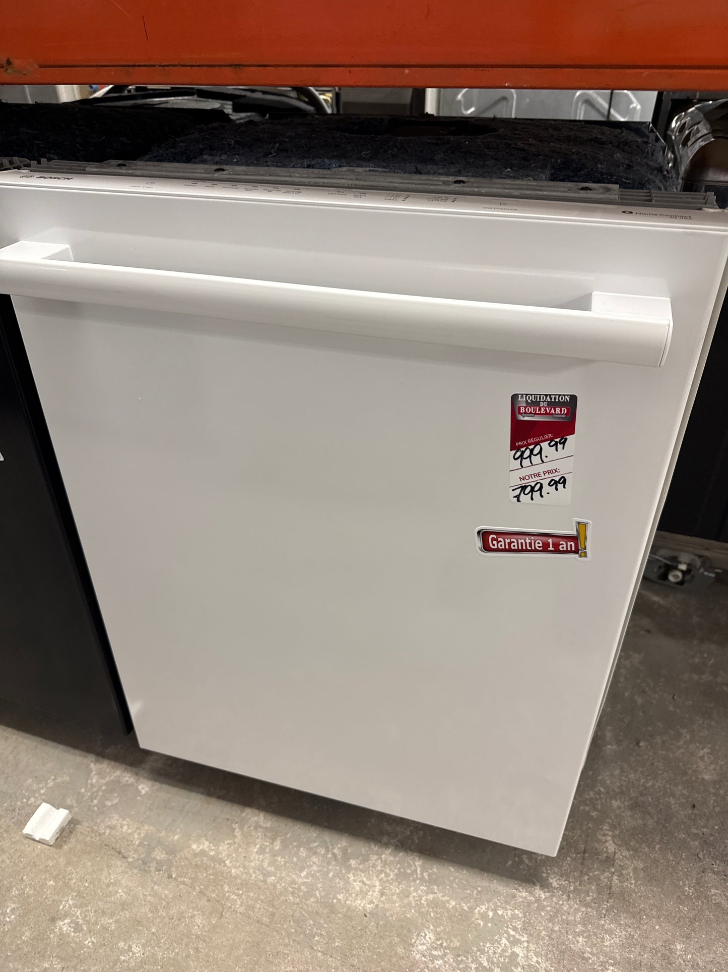 Lave-vaisselle encastrable 24 po 46 dB avec troisième panier de Bosch (SHX5AEM2N) - Blanc