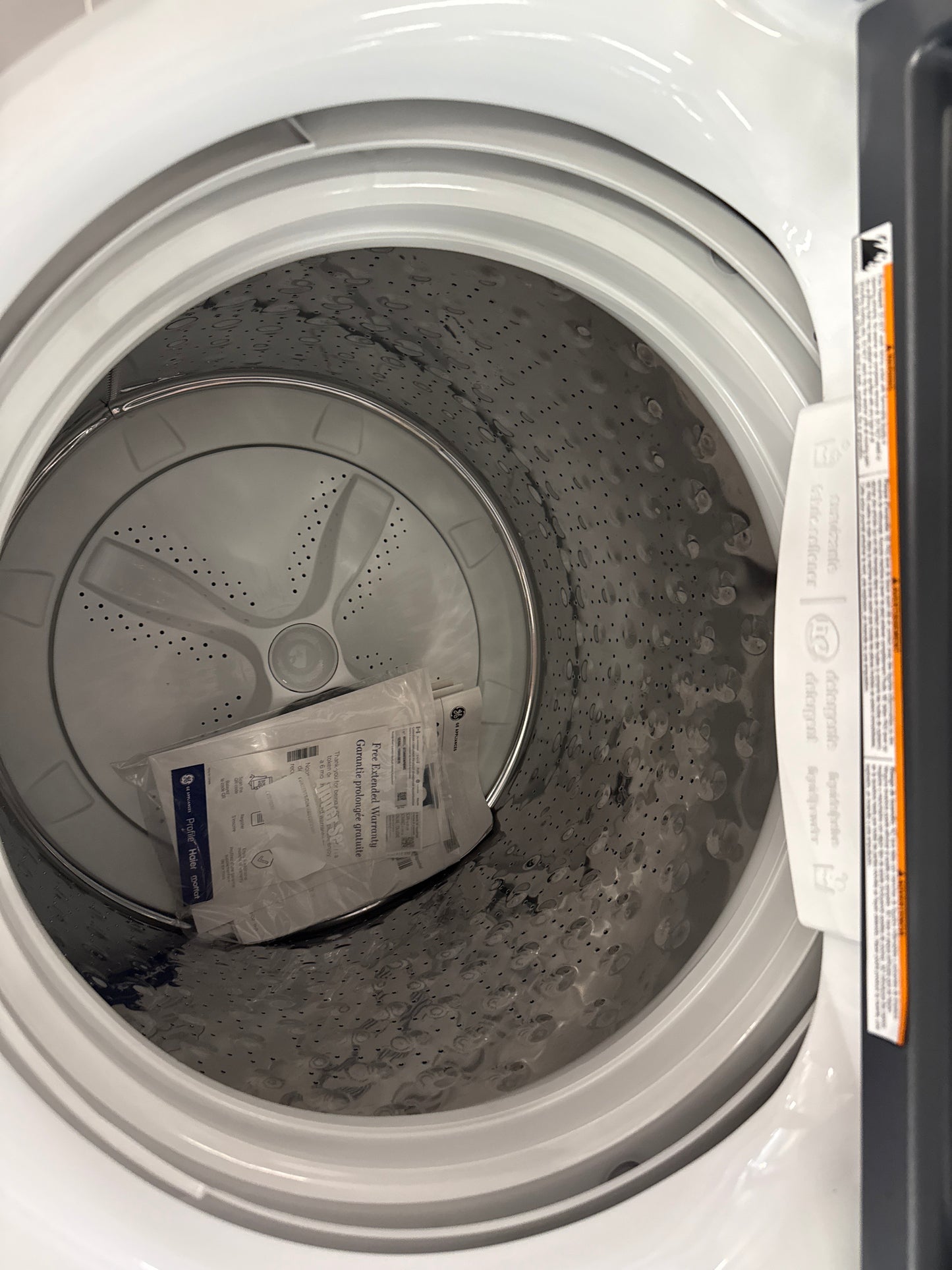 Laveuse GTW681BMRWS à chargement par le haut 5,3 pi³ et sécheuse GTD68EBMRWS électrique 7,4 pi³ de GE - BLANC