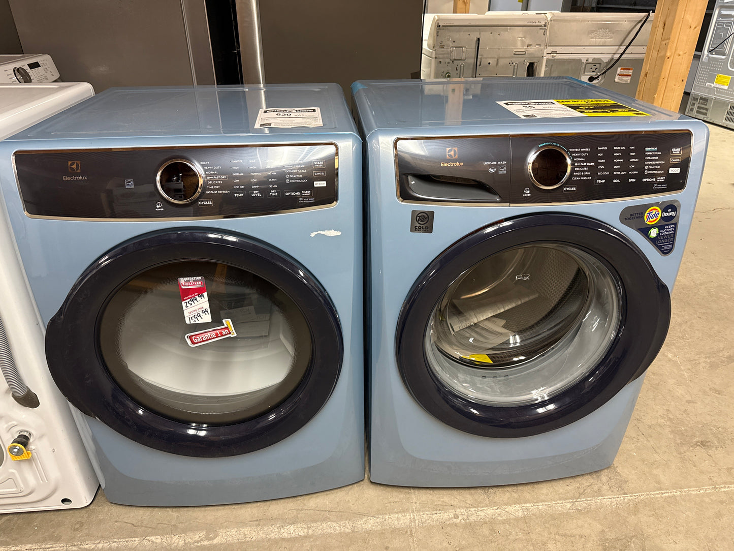 Laveuse ELFW7437AG à vapeur à chargement frontal HE 5,2 pi³/sécheuse ELFE743CAG électrique à vapeur 8 pi³ d'Electrolux - Bleu glacier