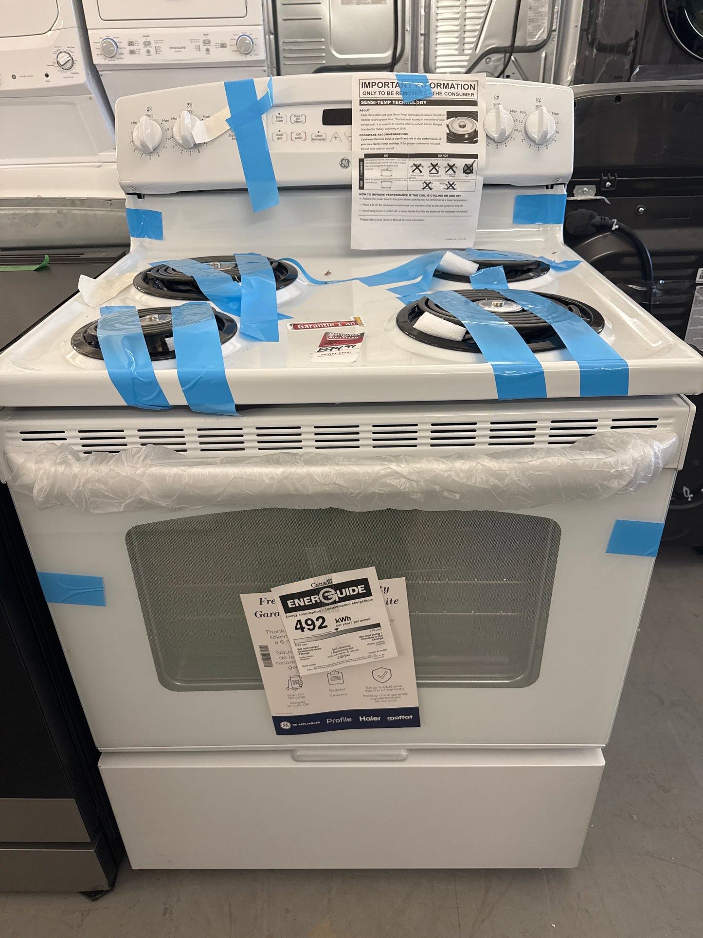 Cuisinière électrique autonome à serpentins/four autonettoyant 5 pi³ 30 po de GE (JCBP240DMWW)-Blanc
