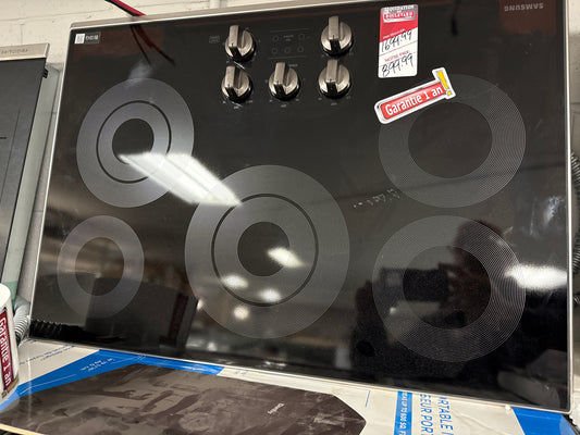 Surface de cuisson électrique lisse 5 éléments 30 po de Samsung (NZ30K6330RS/AA)