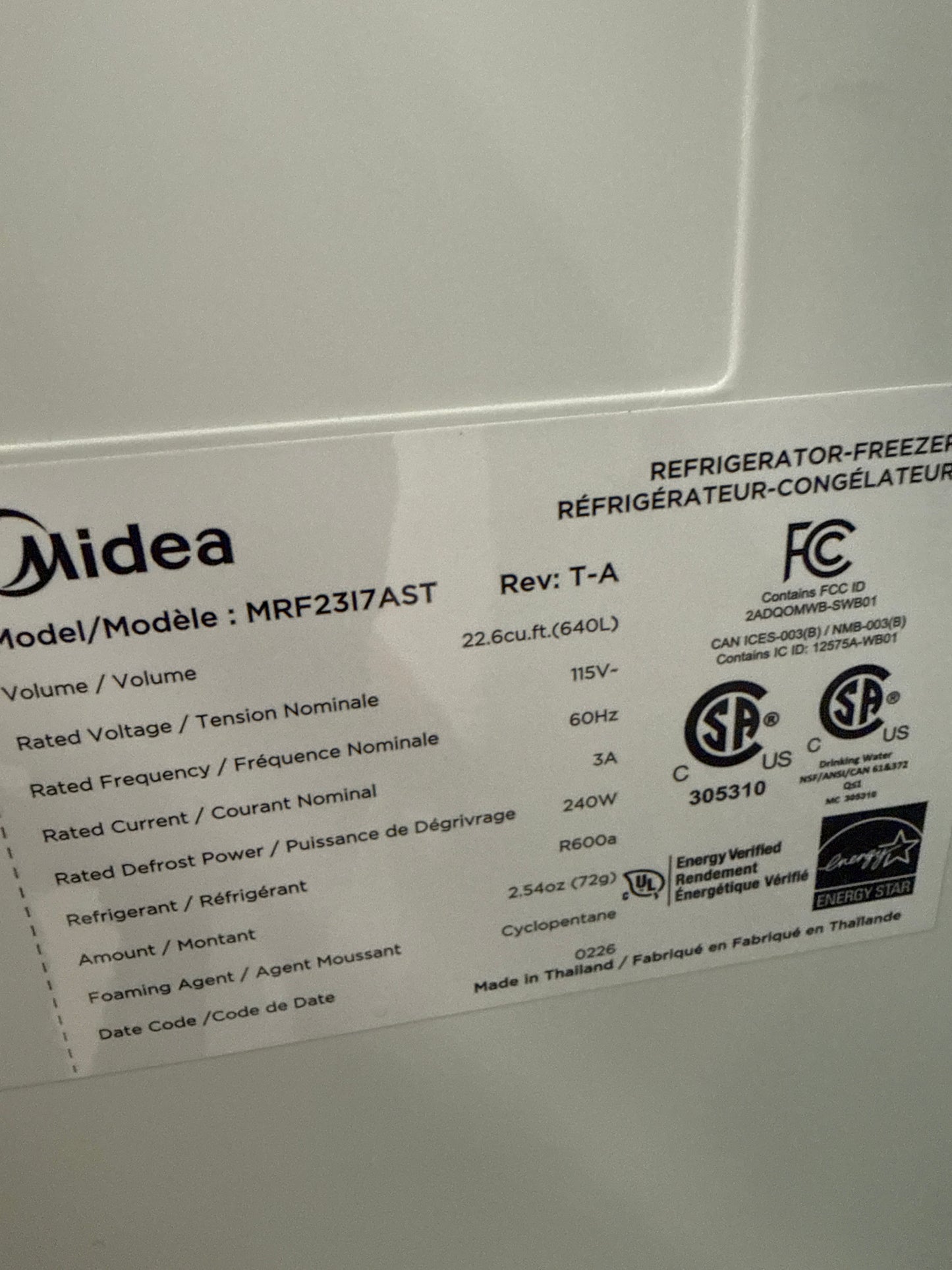 Réfrigérateur à deux portes à profondeur de comptoir de 22,6 pi³ 33 po avec distributeur de glaçons de Midea (MRF23I7AST) - Inox
