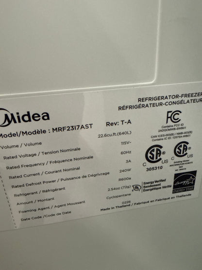 Réfrigérateur à deux portes à profondeur de comptoir de 22,6 pi³ 33 po avec distributeur de glaçons de Midea (MRF23I7AST) - Inox