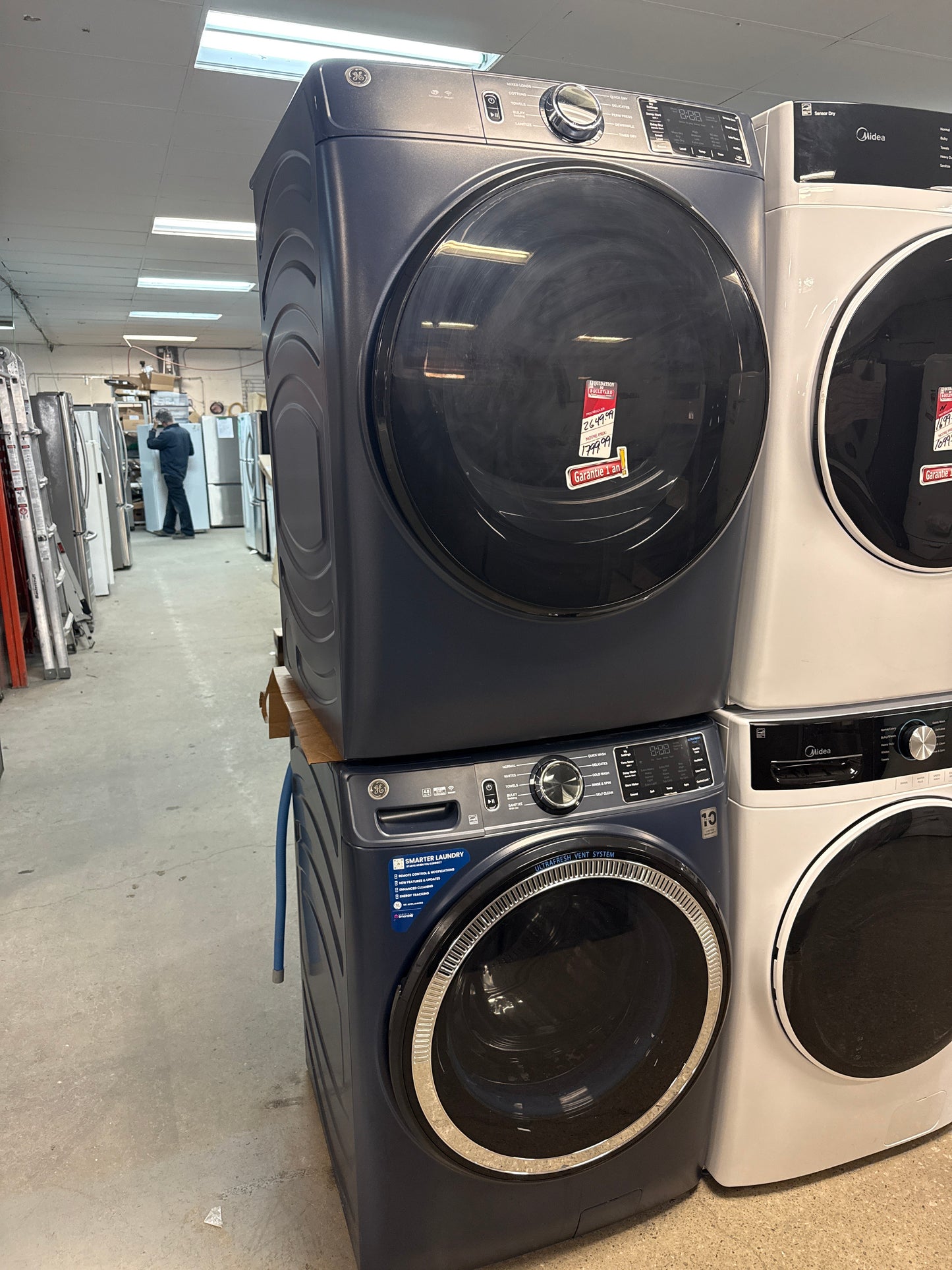 Laveuse GFW850SPNR à chargement frontal à vapeur de 6,1 pi³ et sécheuse GFD55ESMR électrique à vapeur de 7,8 pi³ Profile de GE - Bleu saphir