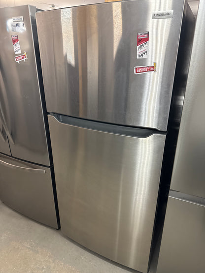 Réfrigérateur à congélateur supérieur 30 po 20 pi³ de Frigidaire (FFTR2045VS)- INOX