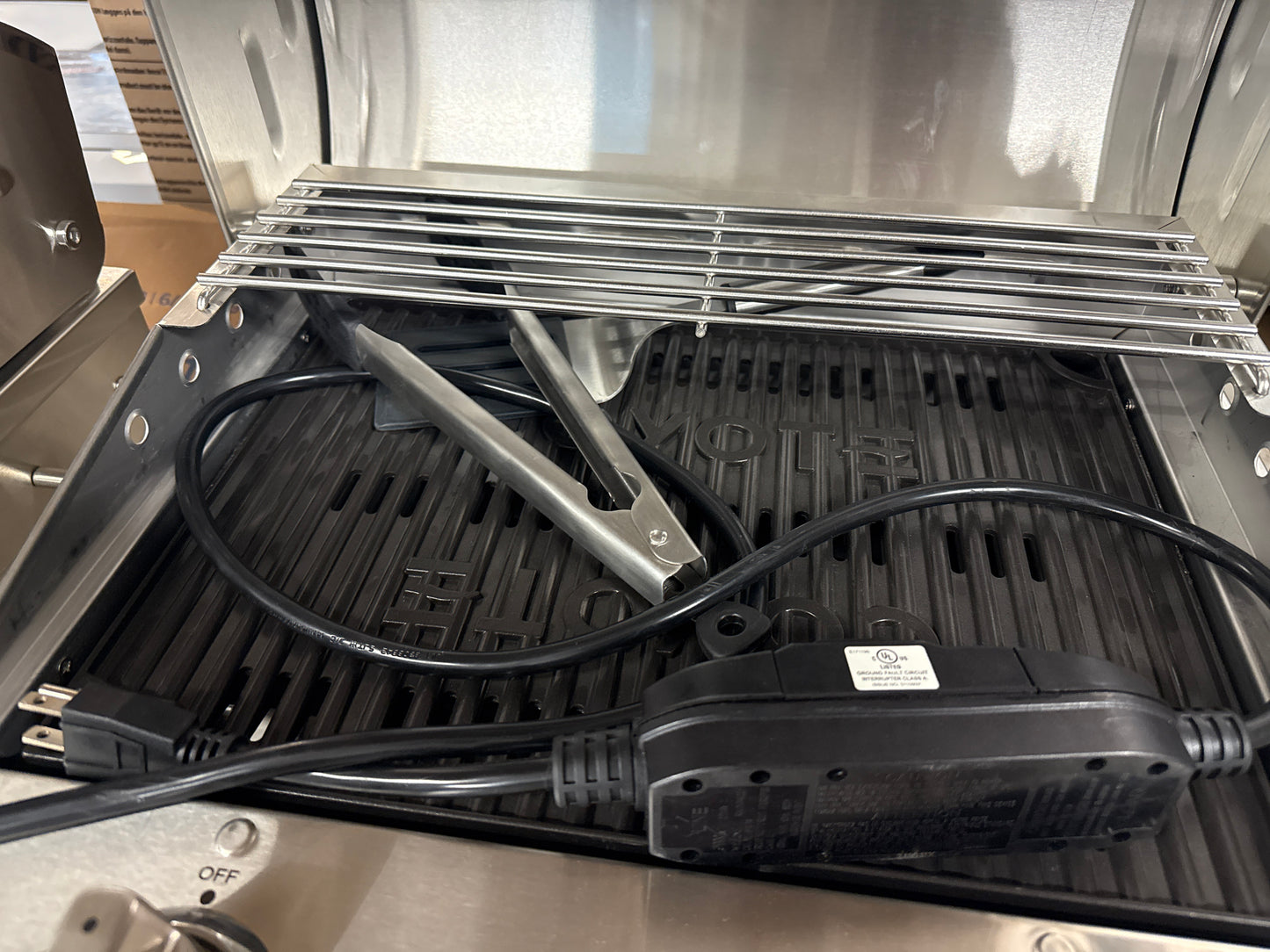 Gril électrique Coyote Outdoor Living portatif, surface de cuisson de 19 po C1EL120SM