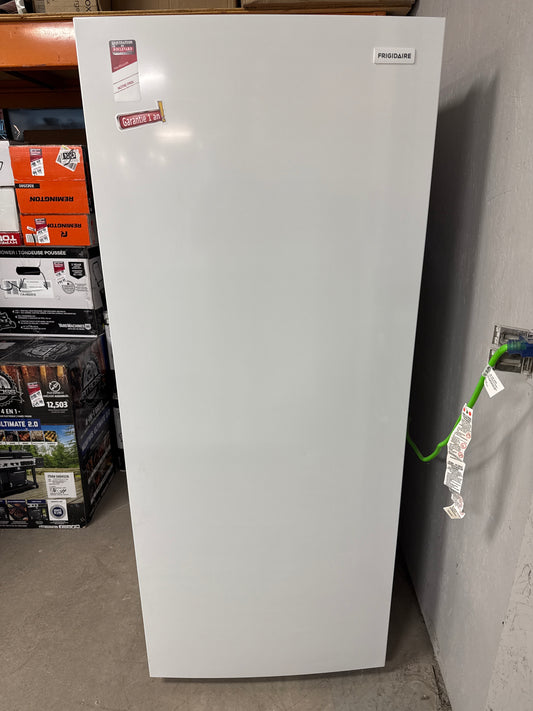 Congélateur vertical sans dégivrage de 15,5 pi³ de Frigidaire (FFFU16F2VW) - Blanc