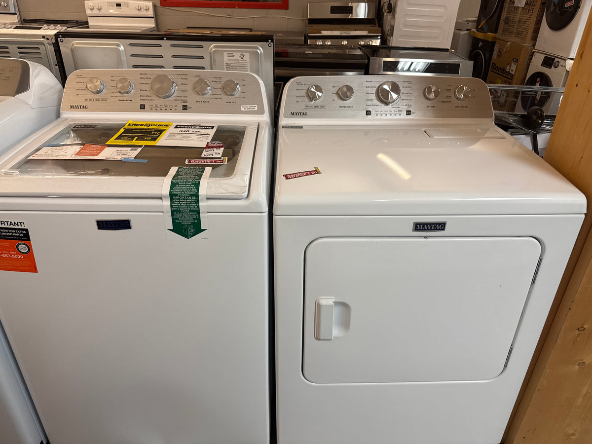 Laveuse maytag MTW5605RW à chargement par le haut HE 5,4 pi³ et sécheuse maytag YMED5605RW à gaz à vapeur 7 pi³ Pet Pro de Maytag - BLANC