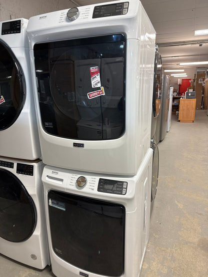 Laveuse MHW5630HW  à vapeur à chargement frontal HE de 5,2 pi³/sécheuse YMED5630HW  électrique de 7,4 pi³ de Maytag - Blanc