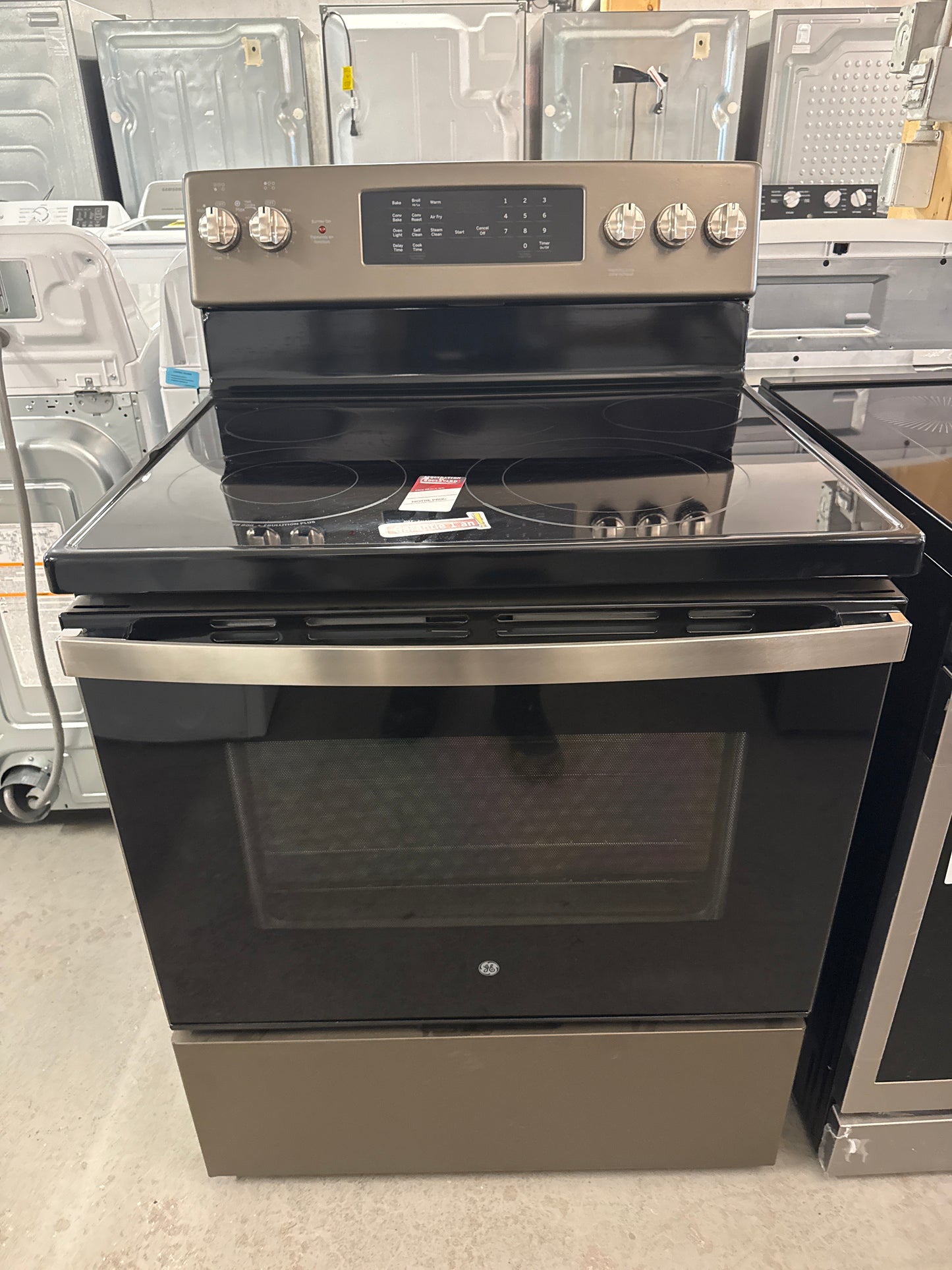 Cuisinière à convection électrique de GE Appliances, 5 éléments, 5 pi³, ARDOISE JCB840ETES